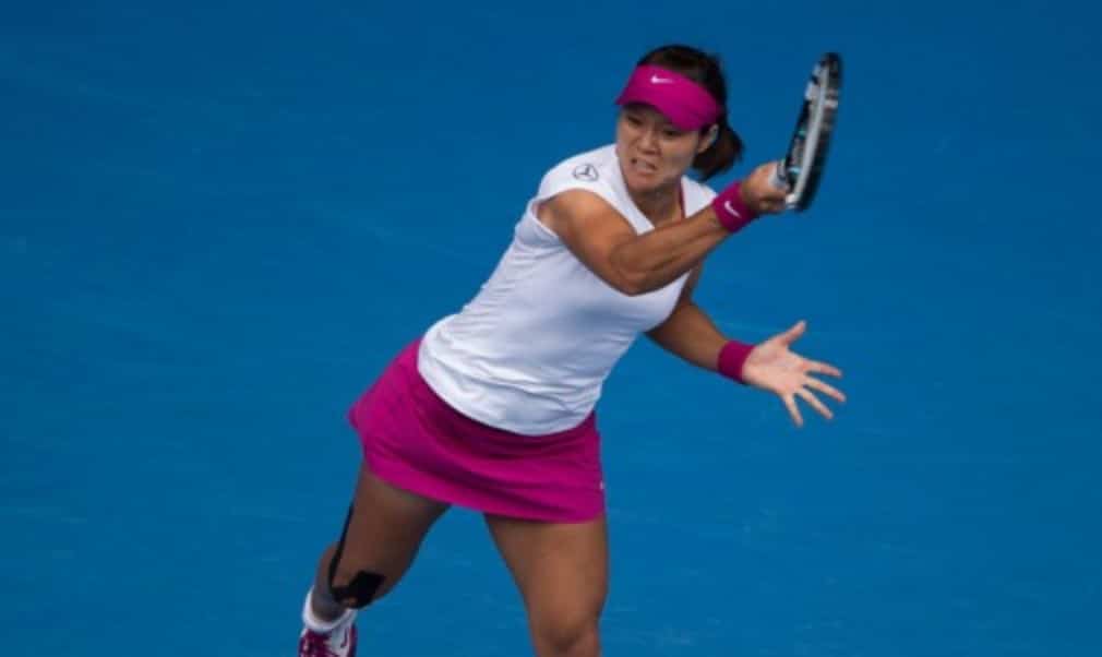 Li Na is on the verge of moving to No.2 in the WTA rankings following Victoria AzarenkaÈs withdrawal from the Qatar Total Open in Doha