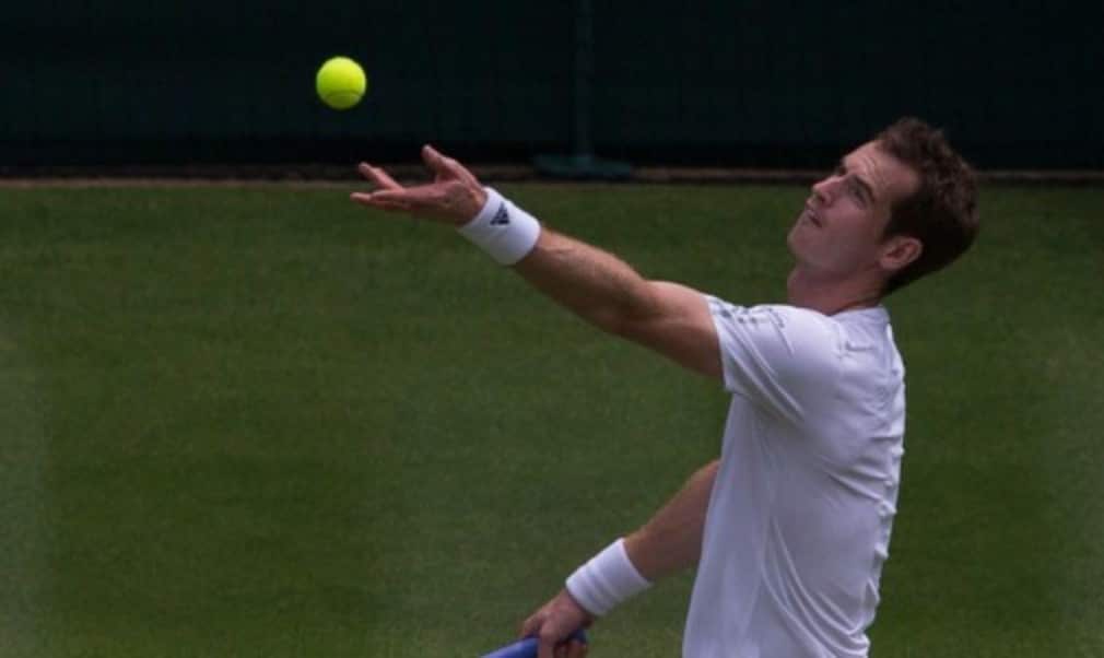 Andy Murray produced a commanding performance to reach the second week of Wimbledon without dropping a set