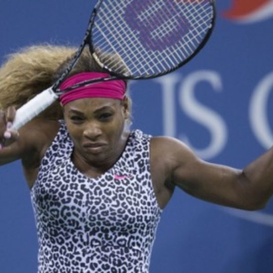 Top seeds Novak Djokovic and Serena Williams booked their semi-final berths at the US Open