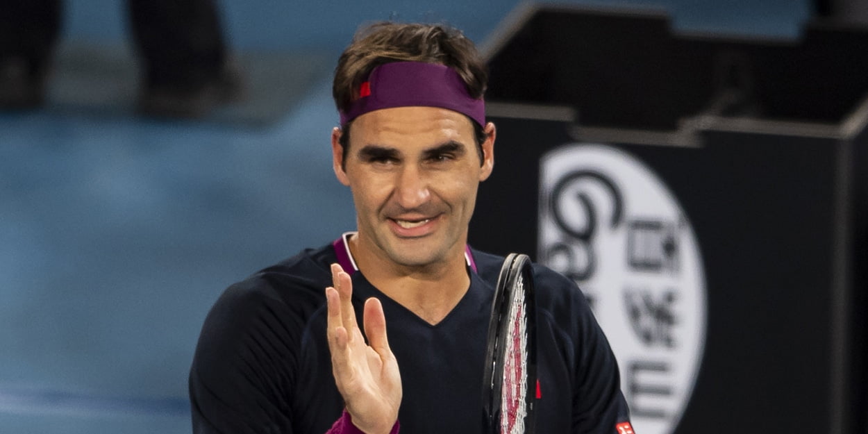 Roger Federer applauds crowd