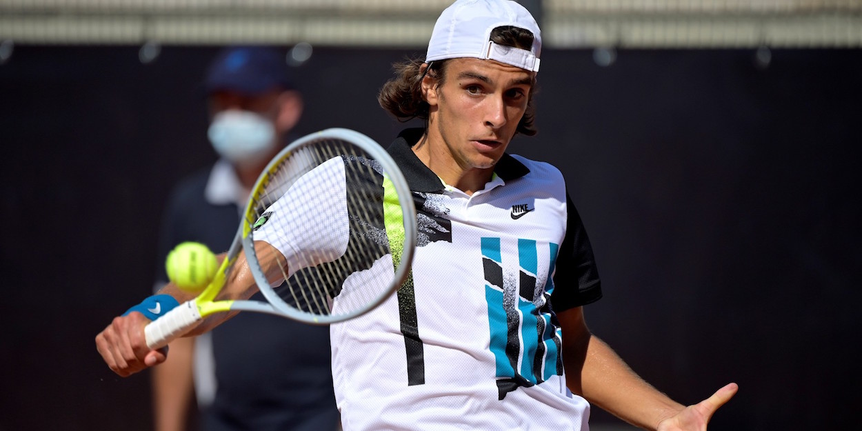 Lorenzo Musetti plays a backhand