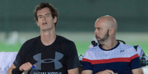 Andy Murray receives on court coaching from Jamie Delgado
