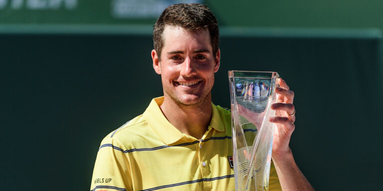 Após 11h05min, John Isner triunfa no jogo mais longo da história do tênis